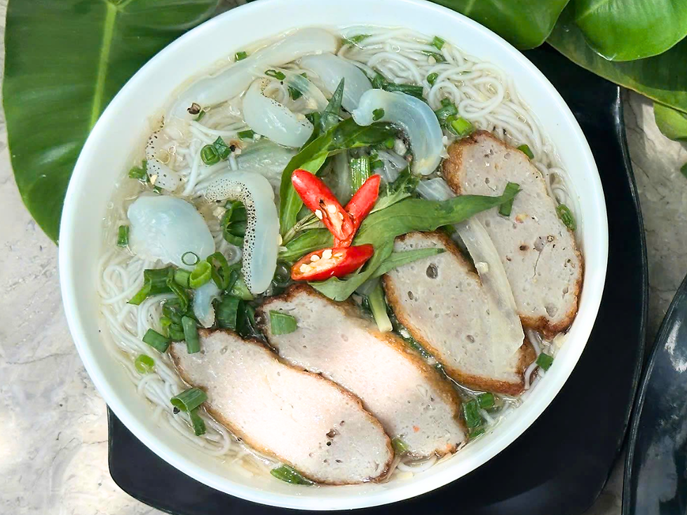 Bún tươi, hải sản giàu protein cùng rau xanh tươi mát.