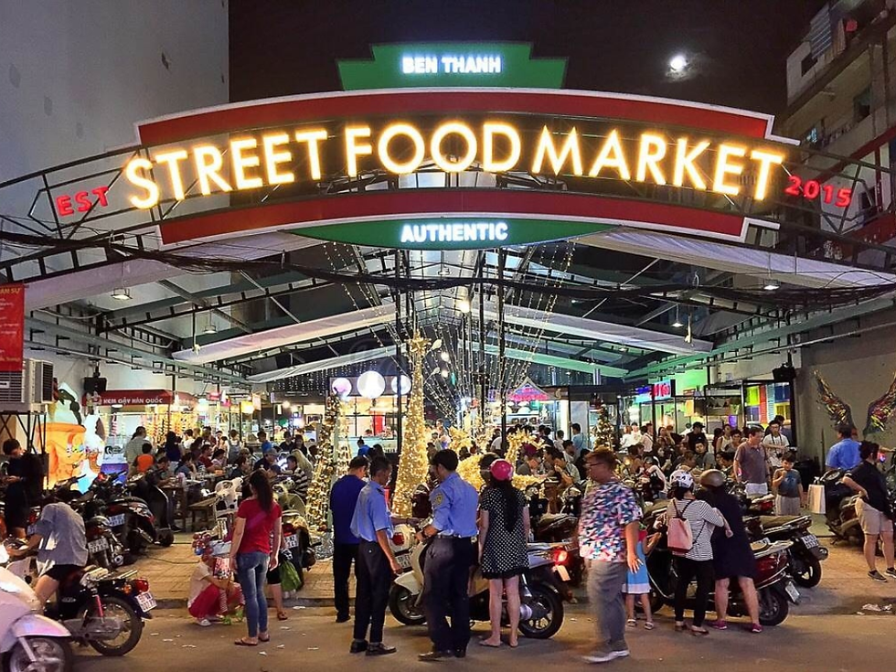 Sài Gòn về đêm đẹp nhất là khi len lỏi qua dòng người tấp nập tại các khu chợ đêm.