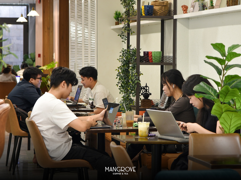 Mangrove Coffee & Tea: Không gian xanh mát, yên bình, lý tưởng để thư giãn sau giờ làm.