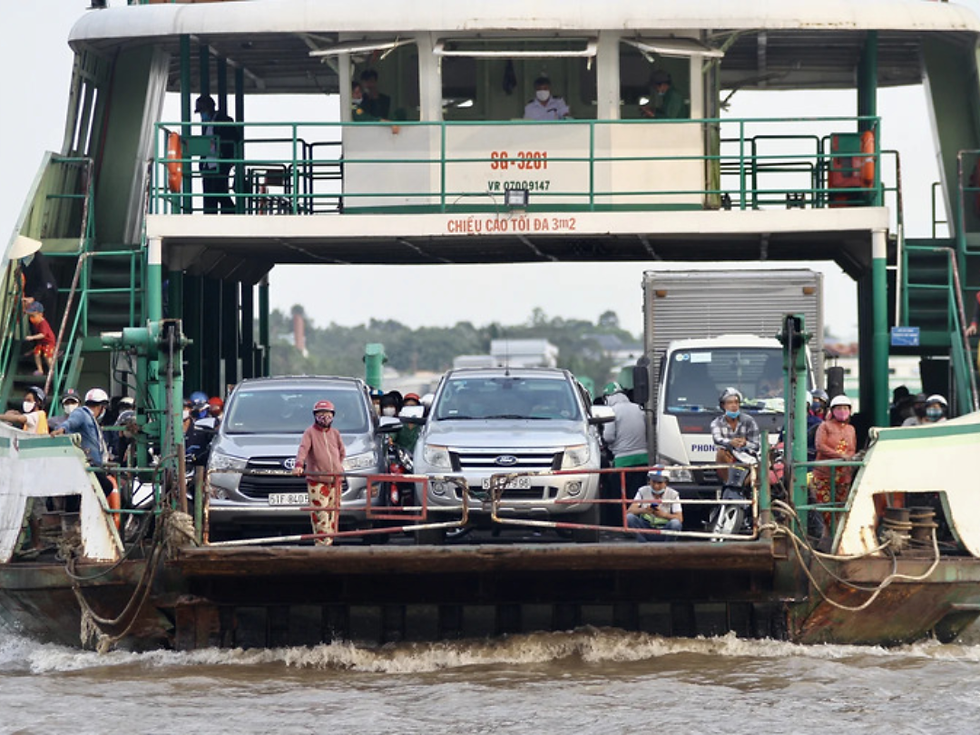 Di chuyển bằng ô tô giúp bạn linh hoạt hơn, nhưng đừng quên "check" bản đồ trực tuyến trước khi khởi hành nhé!