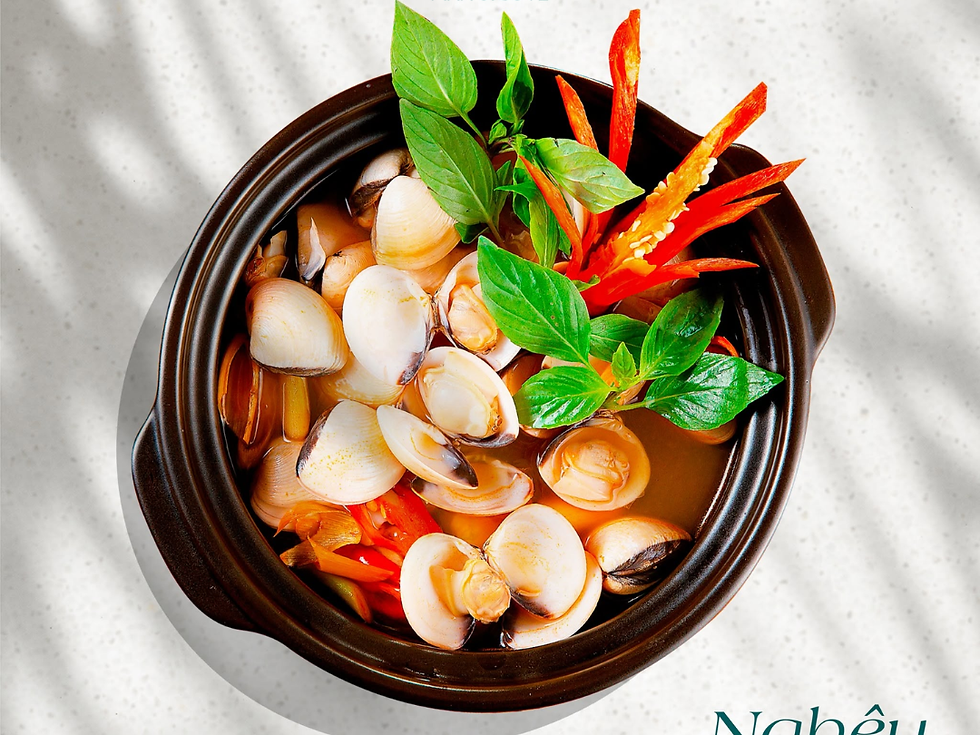 Tô nghêu hấp Thái nóng hổi, nghi ngút khói với phần nước dùng đậm đà, giải nhiệt cực tốt cho bữa trưa.