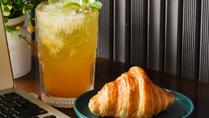 Khởi động ngày mới cùng bánh sừng bò thơm ngon tại Mangrove Coffee & Tea