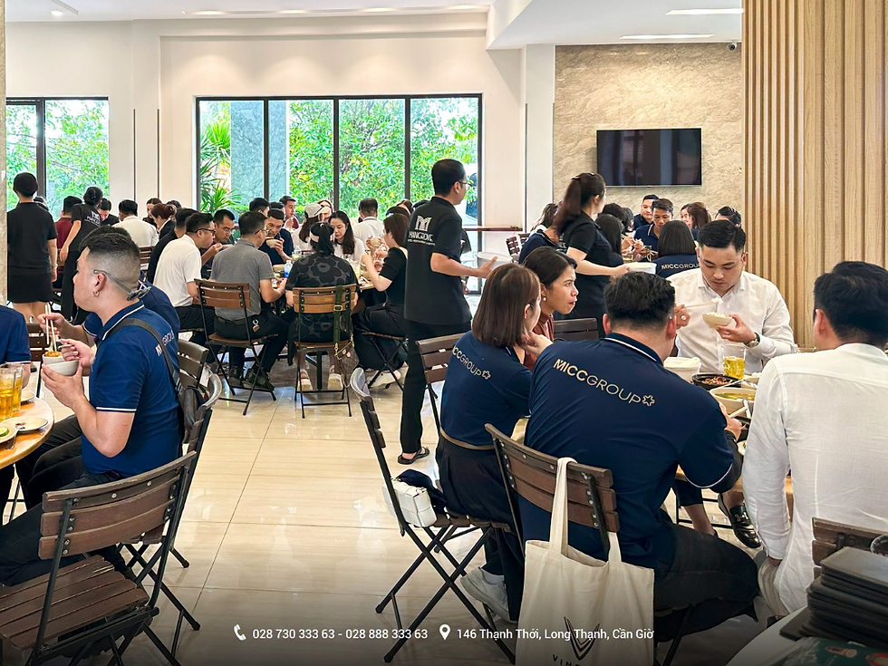 Hỗ trợ sắp xếp chỗ ngồi và phục vụ nhanh gọn, giúp trưởng đoàn hoàn toàn an tâm.