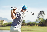 Golfer schlägt Golf
