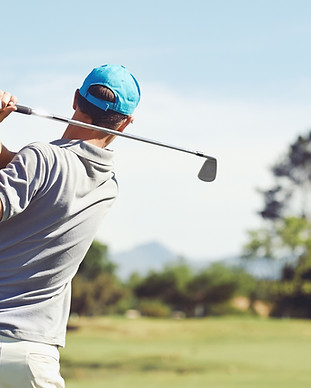 Golfaren slå golf