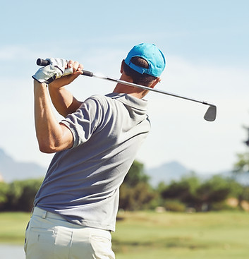 Golfer schlägt Golf