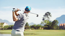 Golfer schlägt Golf
