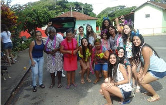 Jovens do Interact de Bambuí realizam projeto de Carnaval na Vila Vicentina