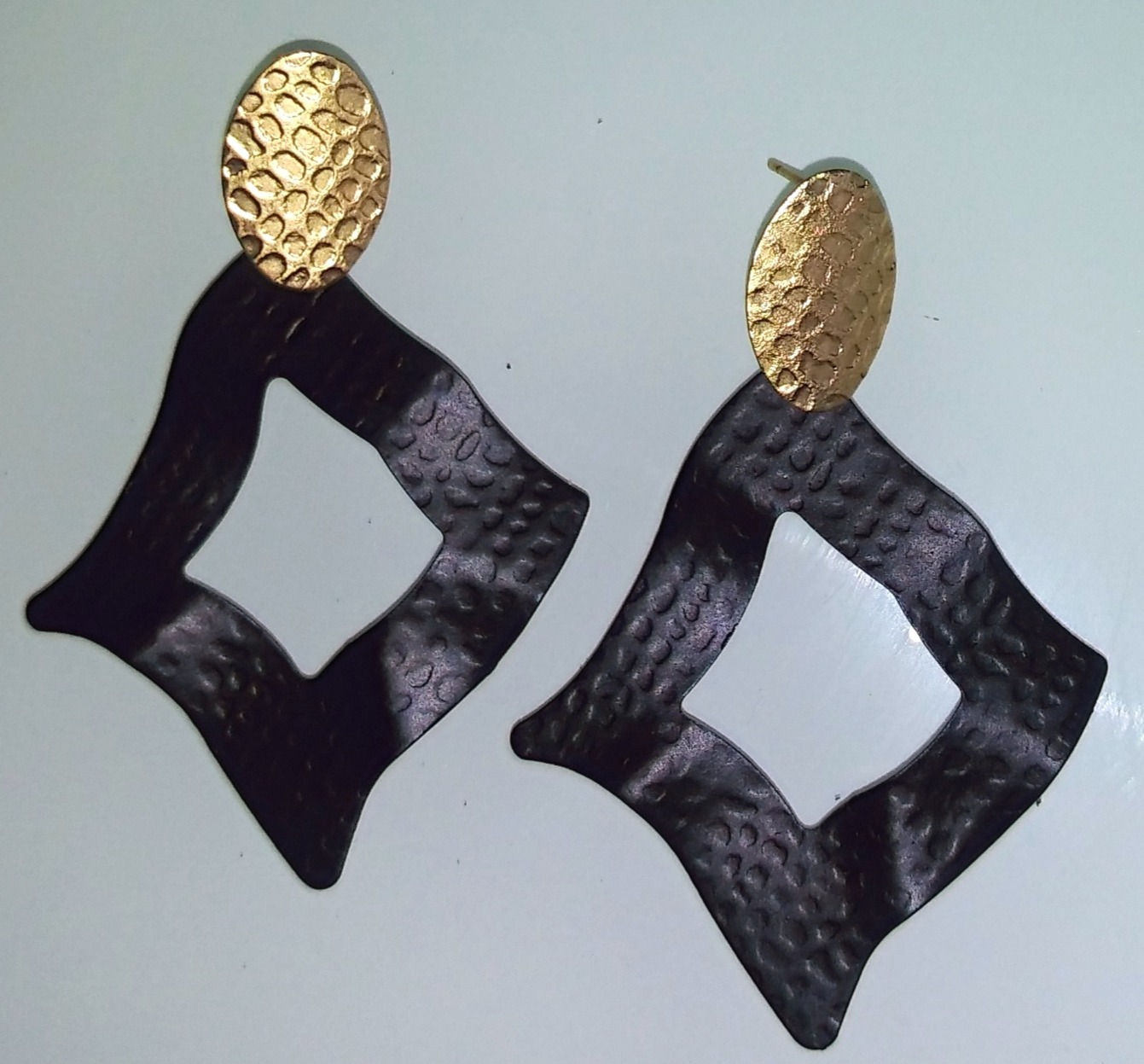 Hammered Illusion_Gold, Black
