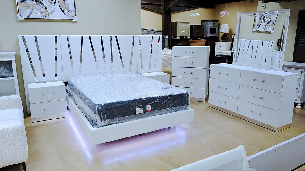 Glamorous 5-Piece Queen Bedroom Group w/ Lighting