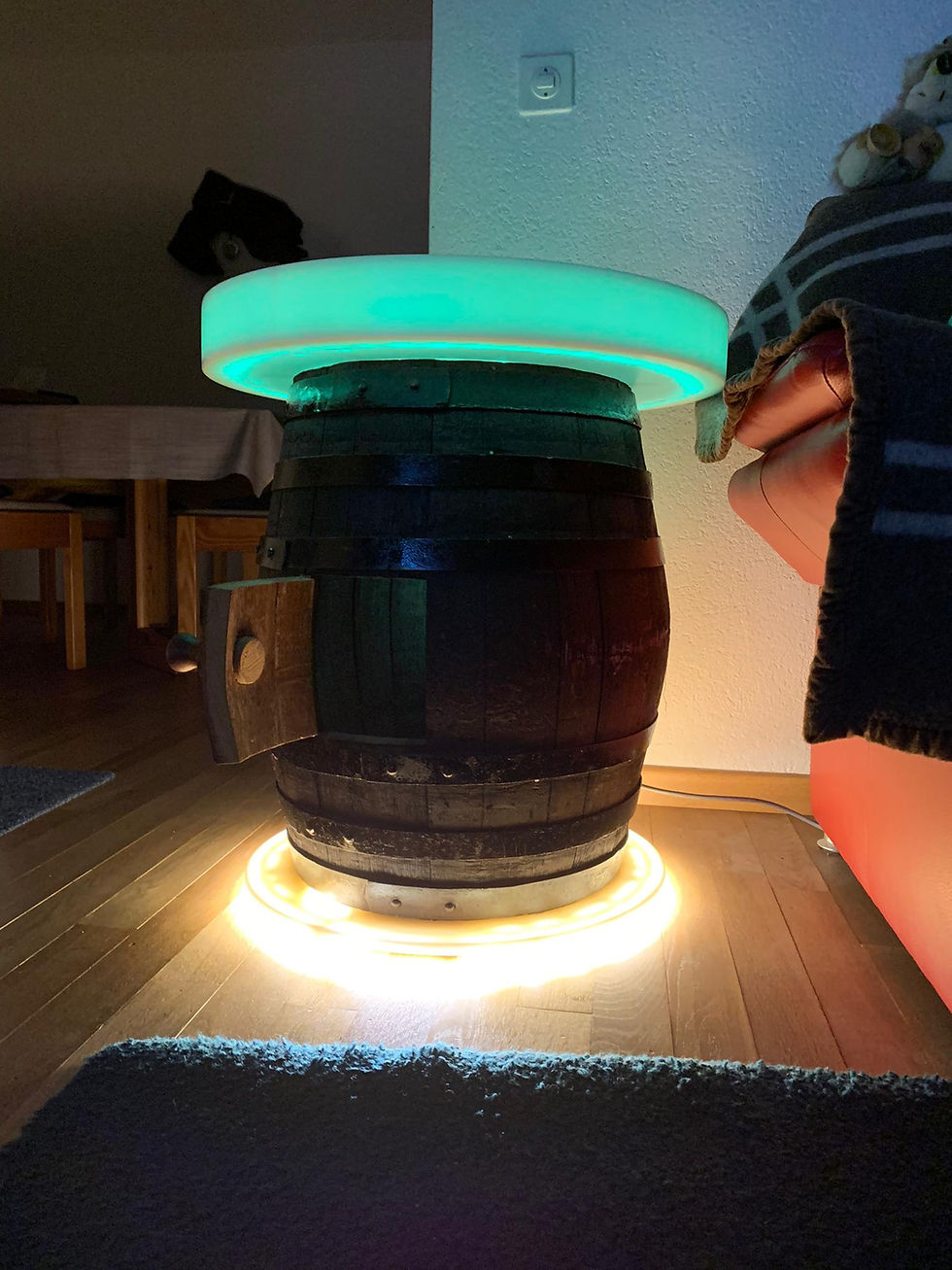 Eichenfass-Bar mit Lichteffekt