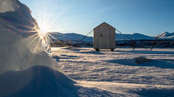 cabane de pêcheur sur le lac gelé cercle arctique en Laponie suédoise photographie l'œil du Moineau