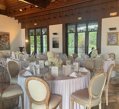 Salle de réception élégante dressée pour un événement corporate Guadeloupe - Cé Biz Event