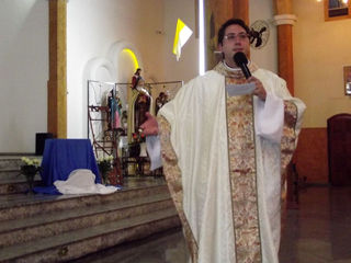 Padre Guilherme reza pelos adultos e idosos no último dia do TrÃduo de Santa Teresinha