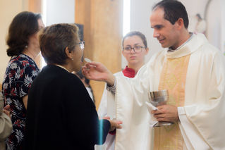 Padre Júlio César reza pela falta de diálogo em família no 6º dia do Cerco de Jericó