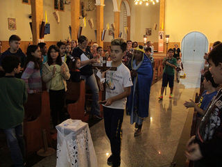 Setor Kids homenageia Nossa Senhora Aparecida com Terço Luminoso das Crianças