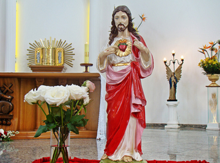 Fiéis se reúnem na Missa do Sagrado Coração de Jesus