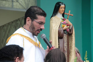Festa da Padroeira tem Missa festiva com Procissão e Chuva de Rosas