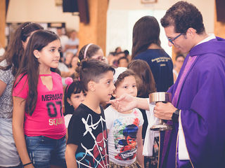 Missa de retorno da Catequese Infantil encanta comunidade