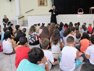 Padre Tiago responde curiosidades das crianças