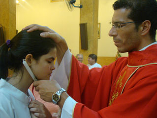 Fiéis recebem benção da garganta em Missa realizada em Louvor a São Brás