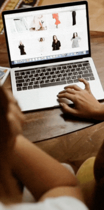 Animación GIF de manos tecleando "Compra Ahora", enfocada en la conversión de pauta digital.