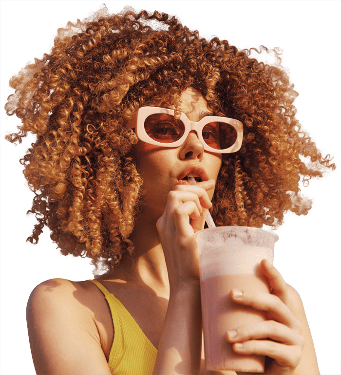 Mujer con cabello rizado y gafas, representando la identidad de marca y branding.