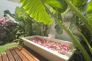 Villa Jajaliluna - Outdoor bathtub.jpg