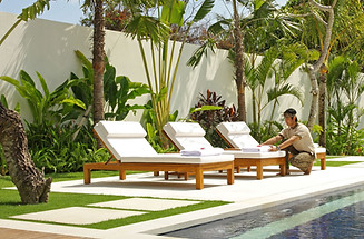 21-Villa Asante - Sun loungers.jpg