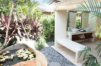 13. Villa Amy - Twin room bathtub.jpg