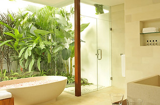 37. Villa Asante - Bathroom and tub.jpg