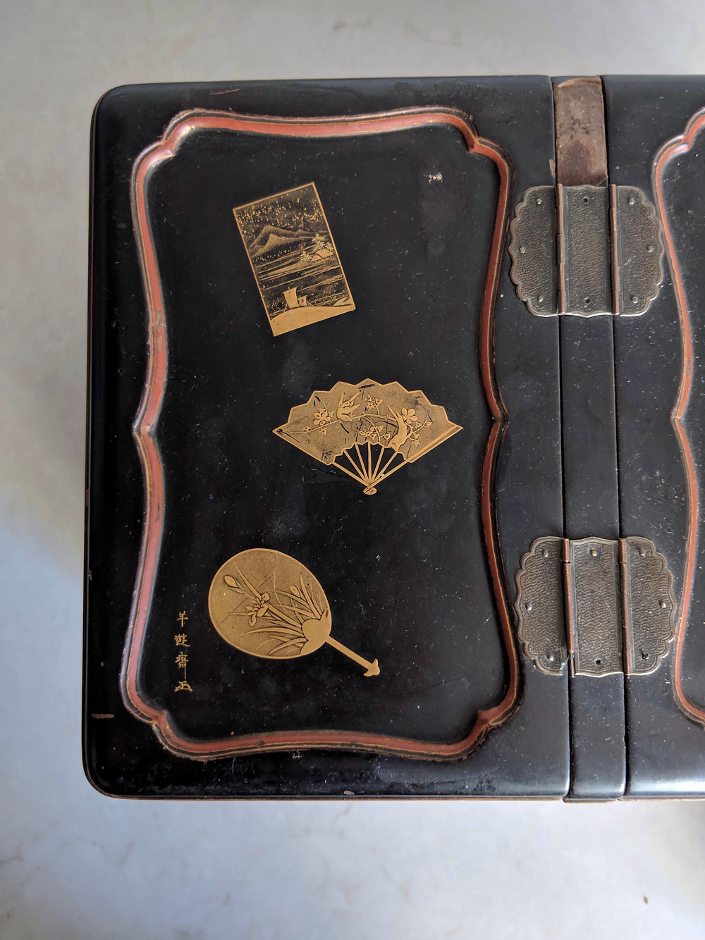Black lacquered cigar box