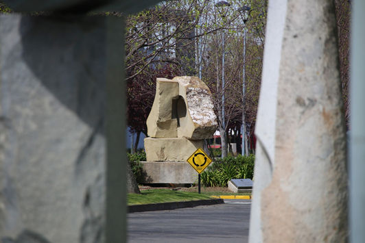 Luis Inostroza, monumentale sculptuur in gele steen voor de Universiteit van Talca, Chili