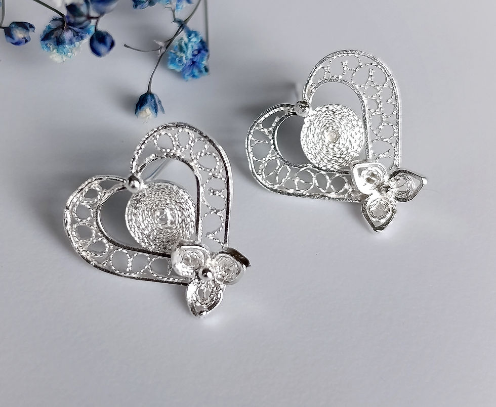 Miniatura: Corazones Festivos — Aretes tipo topo en filigrana de plata