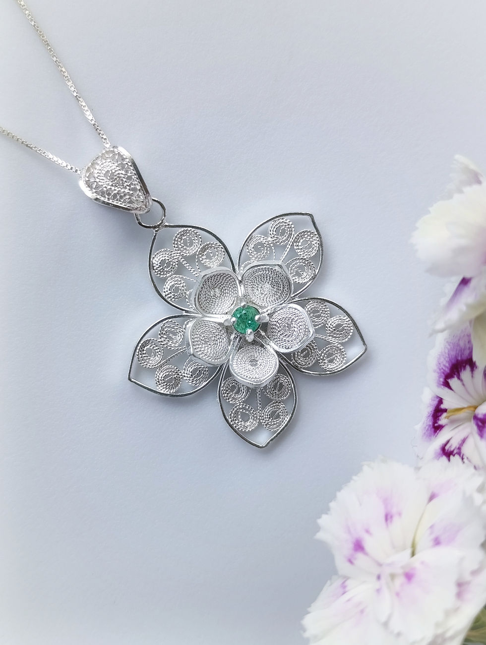 Thumbnail: Flor de Loto — Colgante artesanal en filigrana