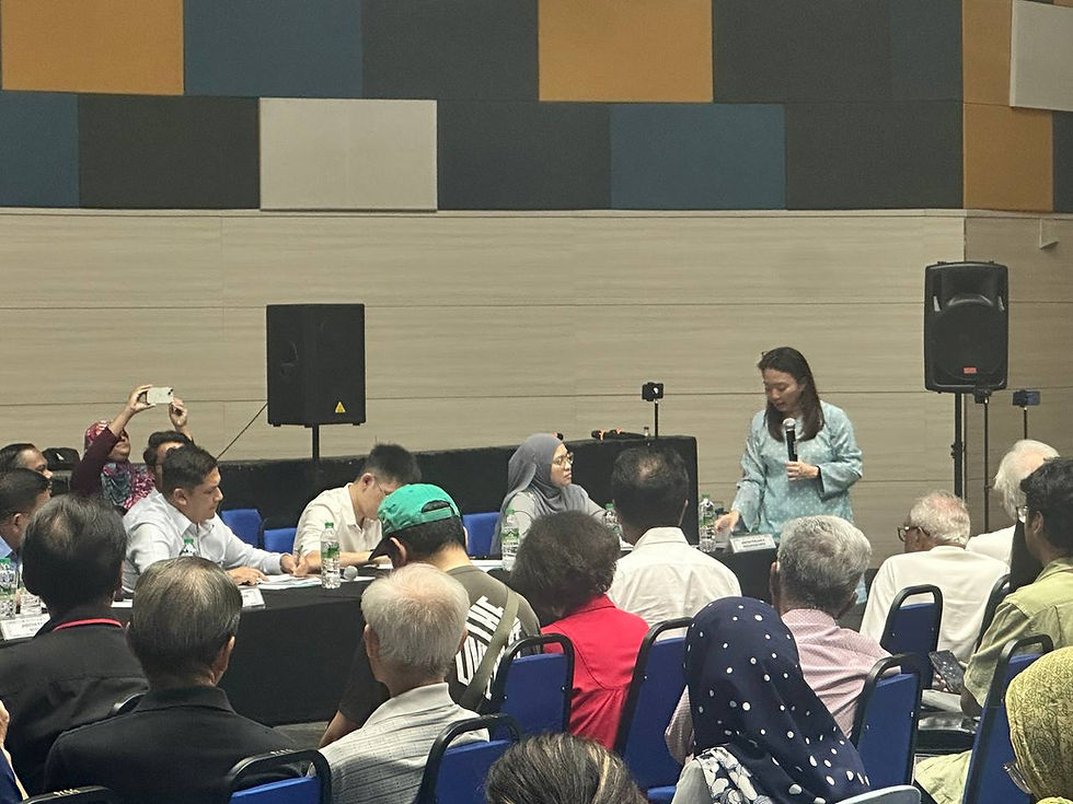 Foto Menteri Belia & Sukan /Merangkap Ahli Parlimen Segambut YB Hannah Yeoh berucap semasa sesi libat urus antara DBKL dan Penduduk Bukit Damansara