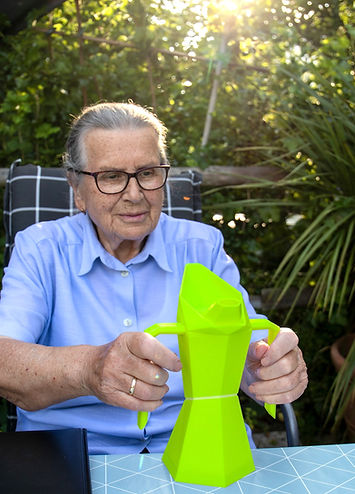 Ergonomische Trinkflasche für Senioren - Leuchtend grüne Flasche mit abnehmbaren Griffen und intelligentem Alarmsystem für regelmäßige Flüssigkeitszufuhr. Ideal für den Einsatz im Garten oder auf der Terrasse. Benutzerfreundliches Design für ältere Menschen.