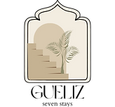 Écusson du logo Gueliz Seven Stays inspiré du Maroc, avec un escalier symbolisant les étages de l’établissement.