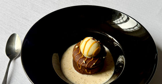 Dessert sur assiette noire, Brasserie Le Patio à Laval