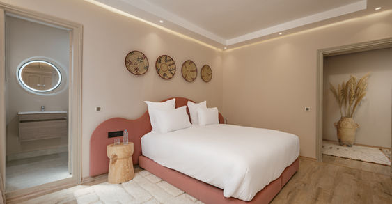 Chambre avec tête de lit rose, appartement Rubis à Marrakech