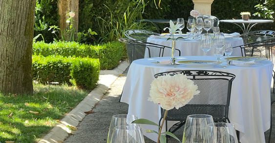 Table dressée en terrasse au cœur du jardin, restaurant L’Épicurien à Laval