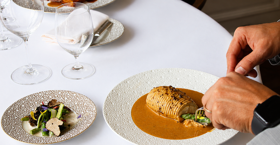 Plat signature servi à table au restaurant gastronomique L’Épicurien à Laval