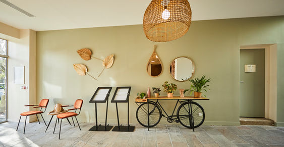 Réception décorée avec vélo et plantes, Hôtel Le Petit Périer à Laval