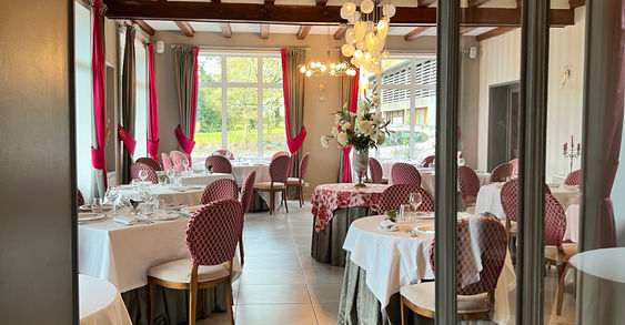 Grande salle du restaurant Le Lion d’Or à Saint-Hilaire-du-Harcouët