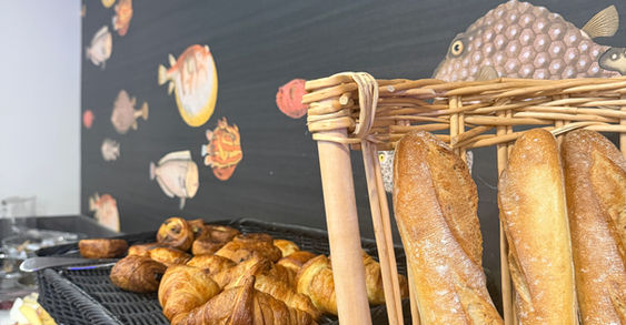 Buffet de petit-déjeuner avec viennoiseries, Hôtel Le Petit Périer à Laval