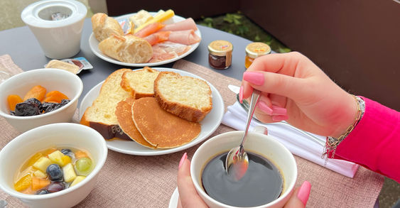 Petit-déjeuner avec café et viennoiseries, Hôtel Périer du Bignon à Laval