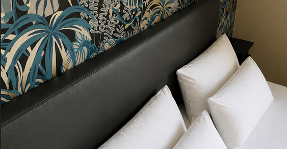 Chambre avec papier peint tropical et lit double, Hôtel Le Petit Périer à Laval