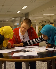 Läxhjälpsvolontär med elev.