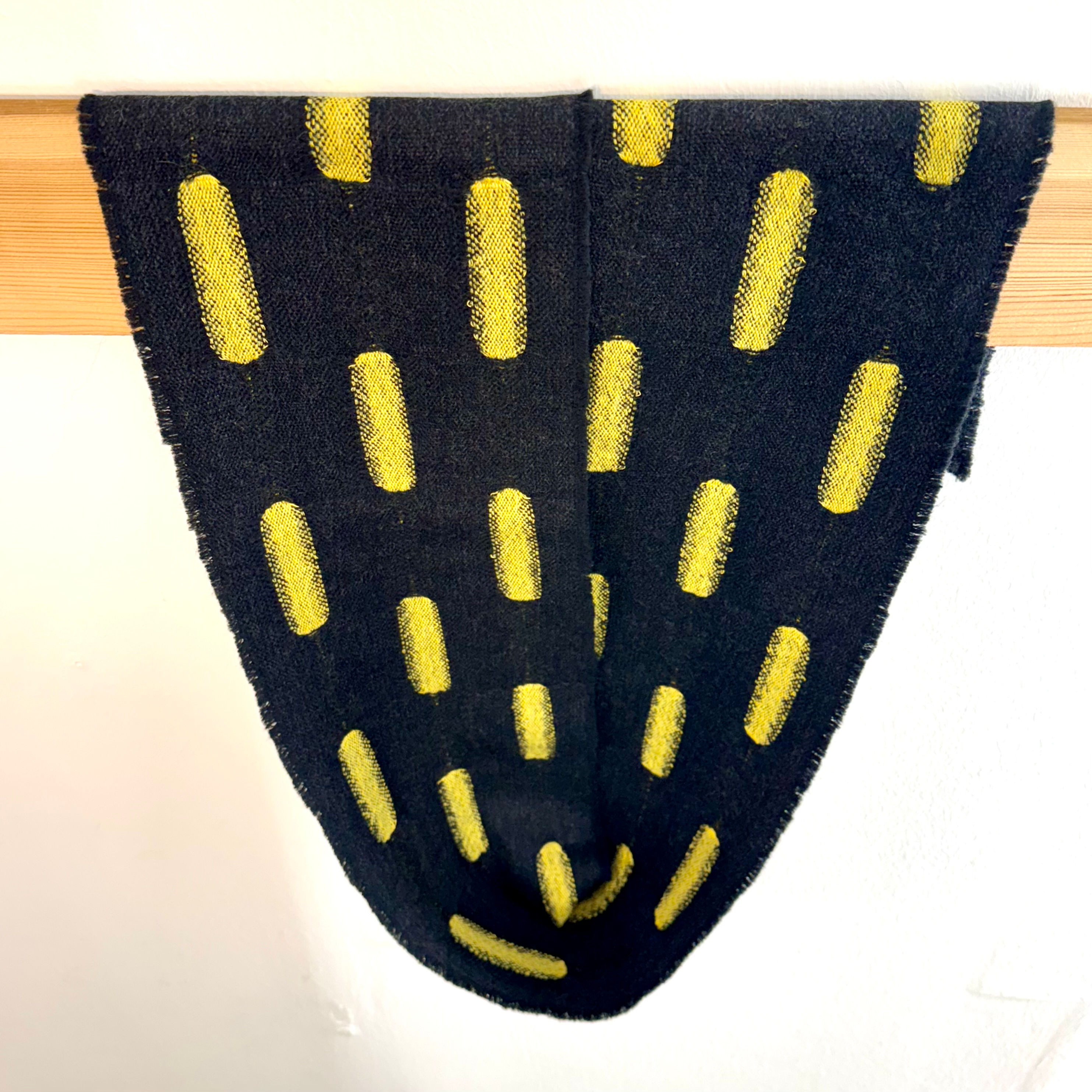 Schal YÖ heißt jetzt DOTS, mono: anthrazid/gelb