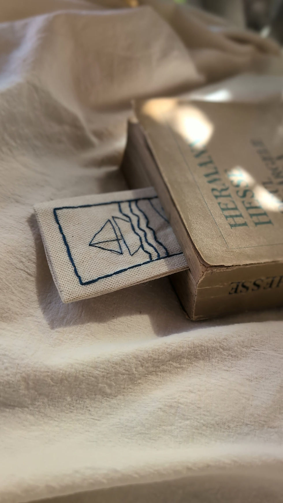 Thumbnail: Semn de carte, broderie pe in, albastru adânc